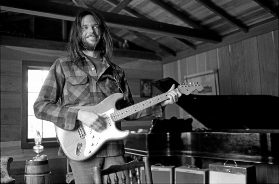 Harvinainen näky: Les Paul -mies Neil Young kuvattuna Stratocaster-mallisen kitaran kanssa.