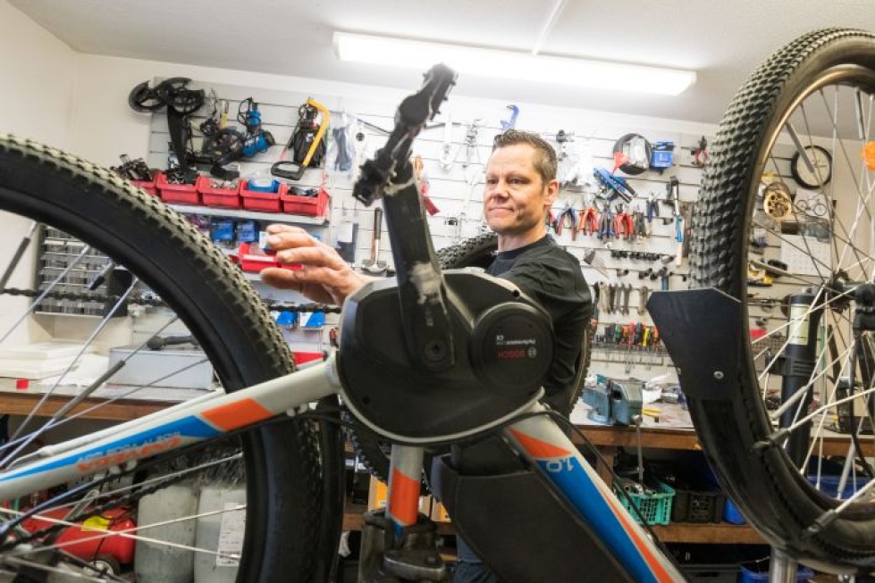 Joensuun Pyörähuollon yrittäjä Kauko Kakkonen kertoo, että tällä hetkellä muun muassa renkaanvaihdot työllistävät pyörähuoltoa. 