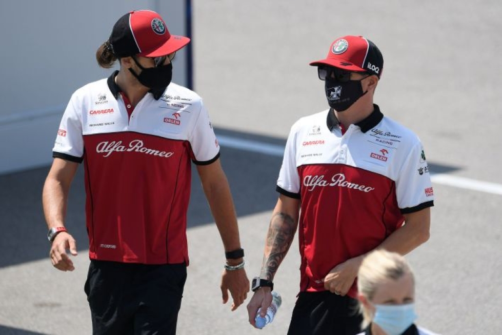 Formula ykkösten Alfa Romeo -tallissa ovat jatkamassa Kimi Räikkönen (oik.)  ja italialainen Antonio Giovinazzi. LEHTIKUVA/AFP