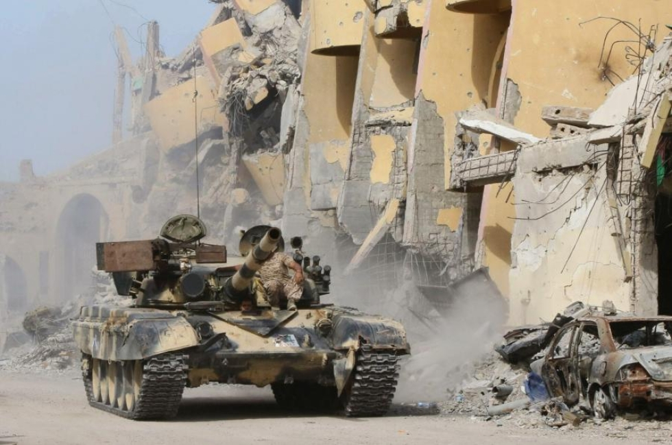 Libyassa hallitus pyrkii ottamaan haltuun Isisin entisen tukikohdan Sirten. LEHTIKUVA/AFP