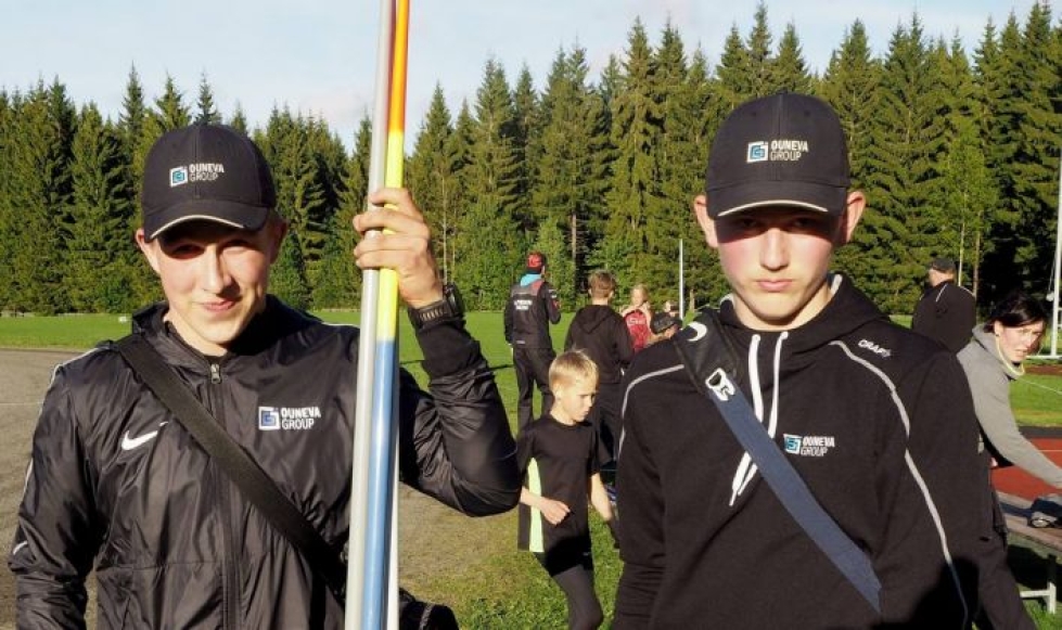 Parviaisen veljekset Aku (vas.) ja Topi rikkoivat molemmat 70 metrin rajan. Topi Parviainen ylsi lisäksi SE-tulokseen.