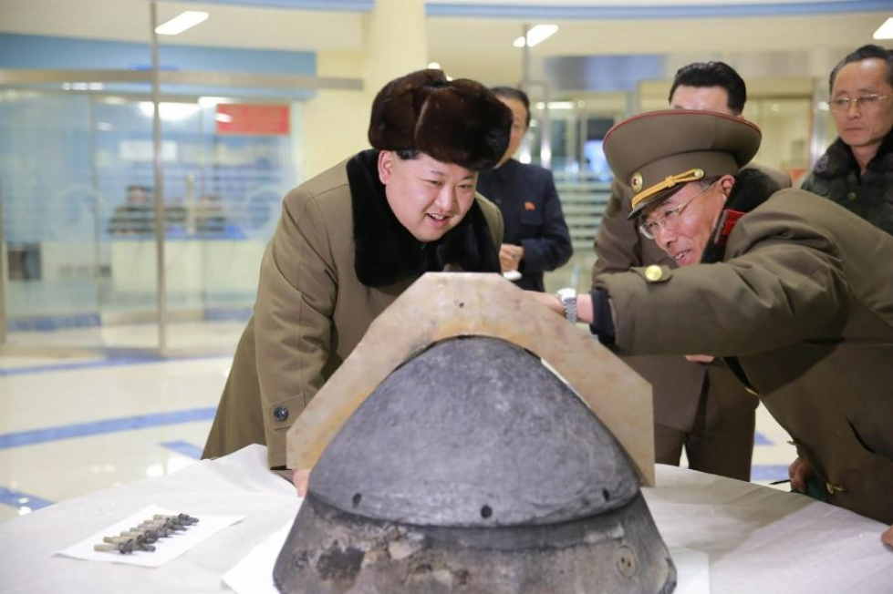 Pohjois-Korean johtajalle Kim Jong-unille esiteltiin ohjusteknologiaa KCNA-uutistoimiston maaliskuussa julkaisemassa kuvassa. LEHTIKUVA/AFP
