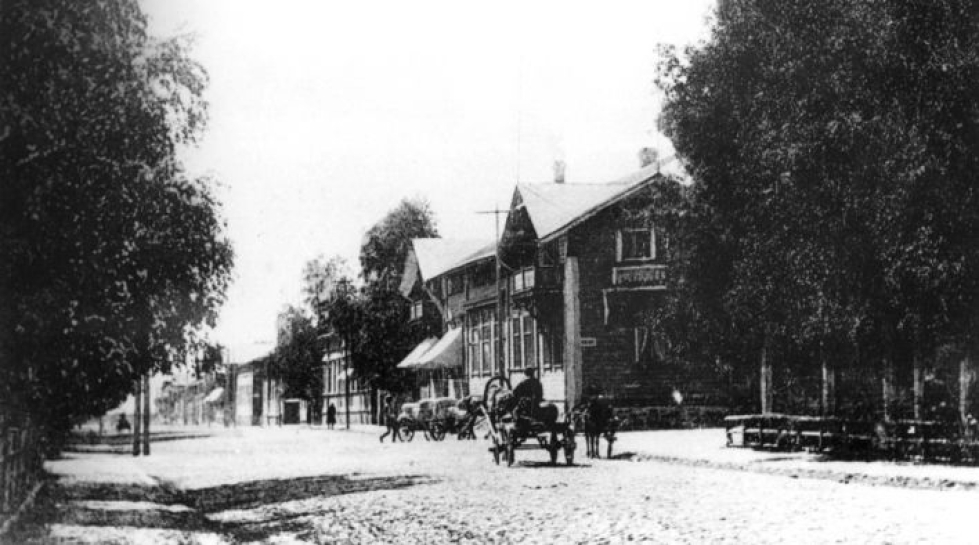 Joensuu oli hyvin rauhallinen ja hiljainen kaupunki koko 1800-luvun. Kuva Ranta- ja Koskikadun kulmasta 1910-luvulla. Vasemmalla näkyy automobiili, joka ensimmäisen kerran ilmestyi kaupungin katukuvaan vuonna 1911.