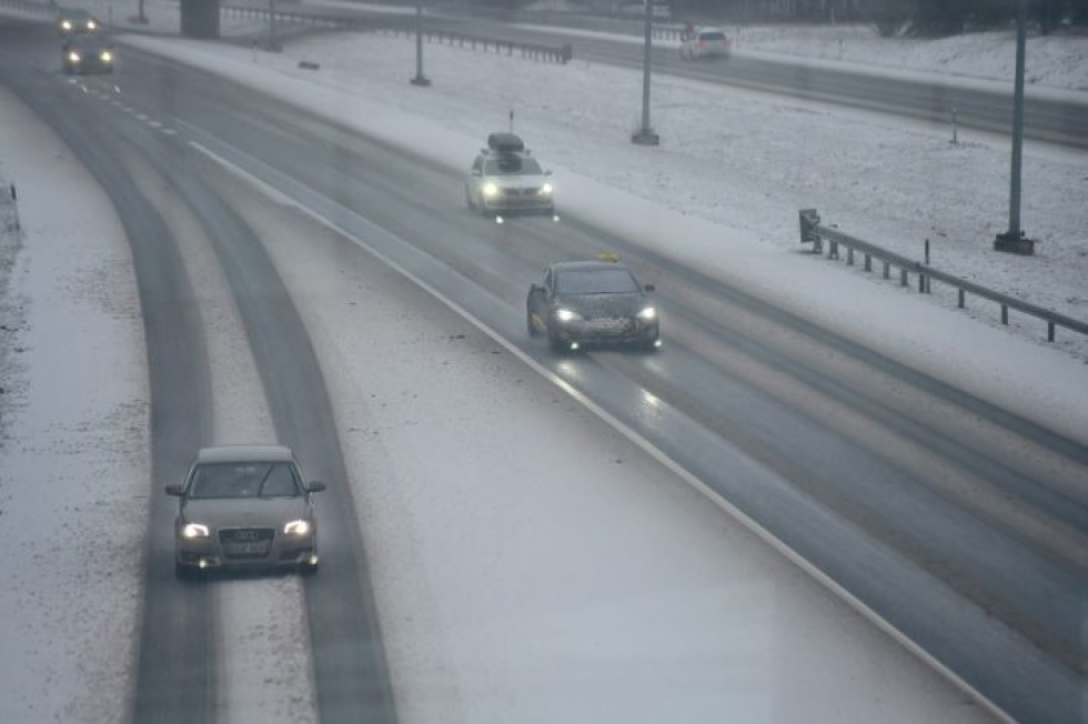 Ilmatieteen laitos varoittaa, että ajokeli muuttuu aamulla lumisateen takia huonoksi Varsinais-Suomessa ja Satakunnassa sekä Ahvenanmaalla.  LEHTIKUVA / Emmi Korhonen