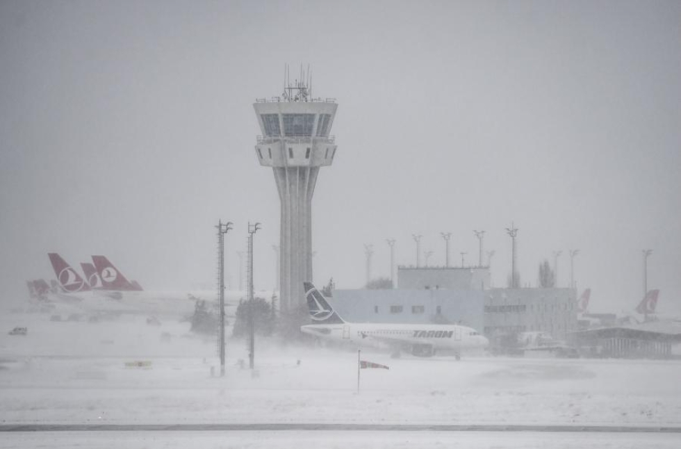 Lentoliikenne Atatürkin lentoasemalla Istanbulissa on ollut täysin sekaisin. LEHTIKUVA/AFP