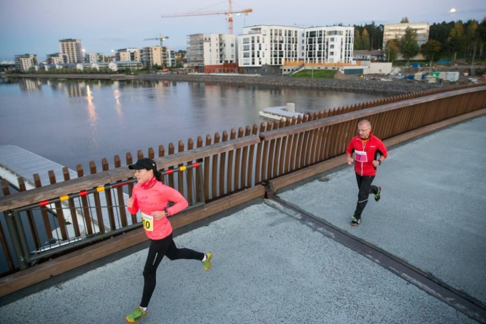 Yhdeksän kilometrin lenkkiä juossut Kaija Pyöriäinen (edessä) voitti oman sarjansa. Takaa naista hiosti Jari Lukkarinen.
