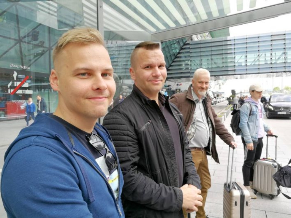 Lappeenrantalaiset veljekset Simo (vas.) ja Mika ryhtyivät viimein tuumasta toimeen ja lähtivät ulkomaille jääkiekon MM-kisoihin. Espoolainen "Hoke" on MM-reissussa jo 13:nnen kerran.