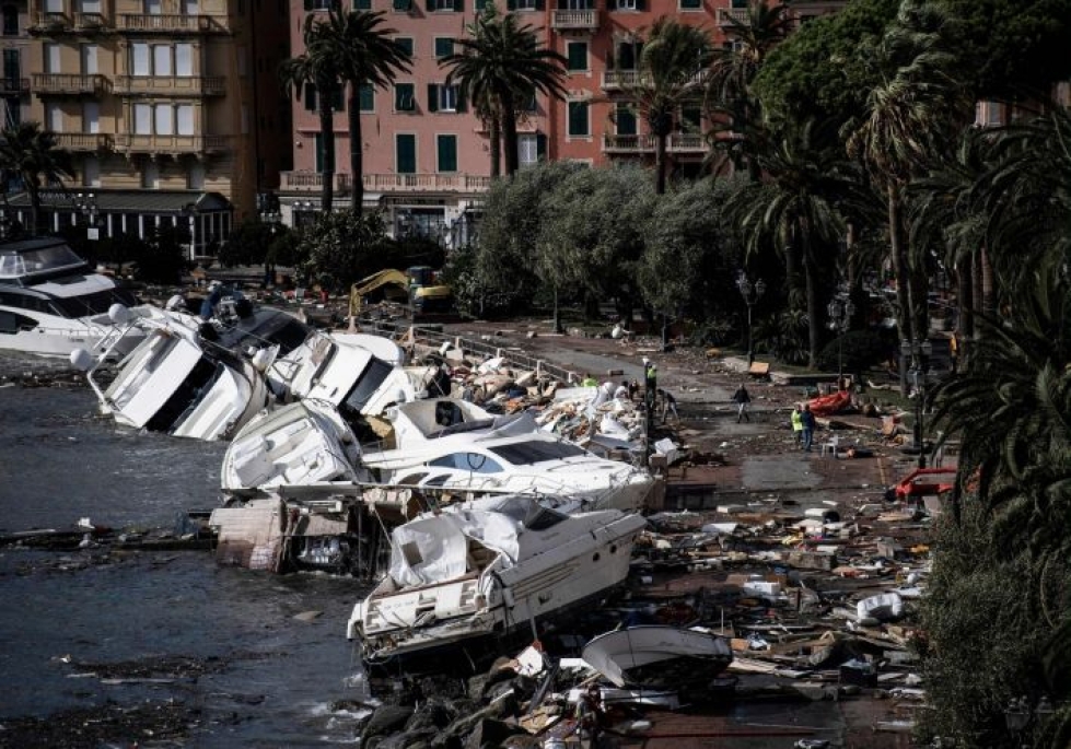 Tuhoutuneita veneitä lojui myrskyn jäljiltä Rapallon satamassa lähellä Genovaa. LEHTIKUVA/AFP