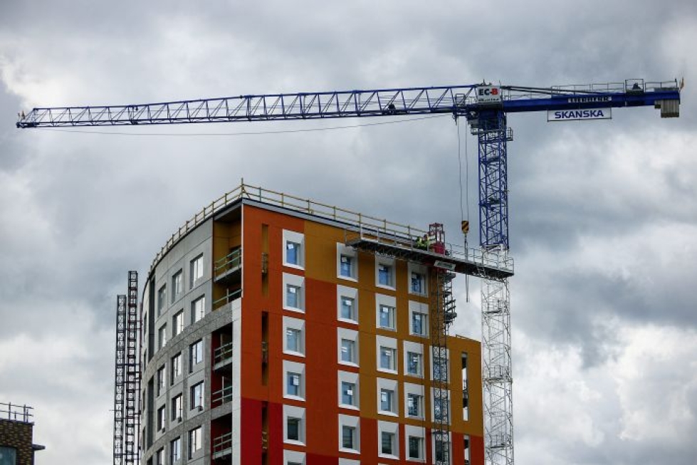 RT:n kyselyssä rakennusliikkeet arvioivat, että pääkaupunkiseudun osuus asuntoaloituksista kasvaa ensi vuonna jo 50 prosenttiin. LEHTIKUVA / AKU HÄYRYNEN