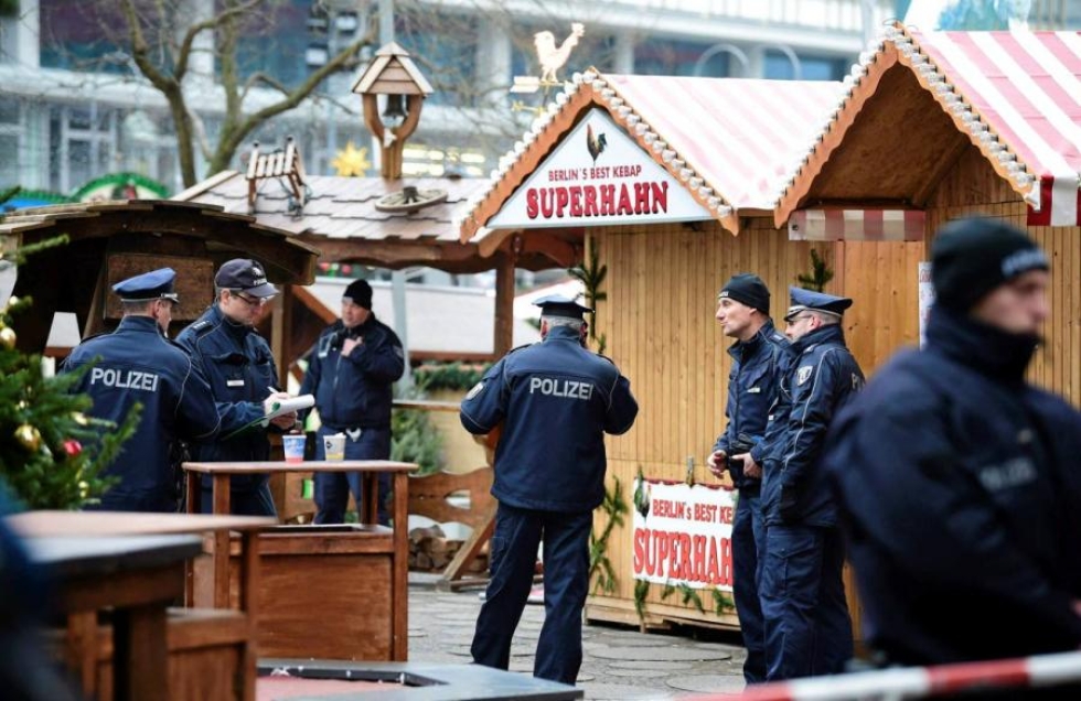 Joulumarkkinat saivat traagisen lopun, kun rekka ajoi väkijoukkoon Berliinissä maanantai-iltana.