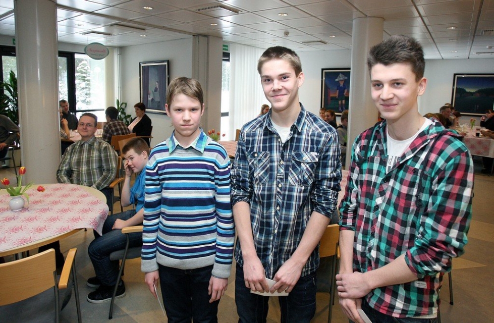 Uutisviisaat-kilpailun voittajajoukkue Kiteen Arppen koululta Janne Lipponen, Simo Salmelainen ja Joose Homanen.