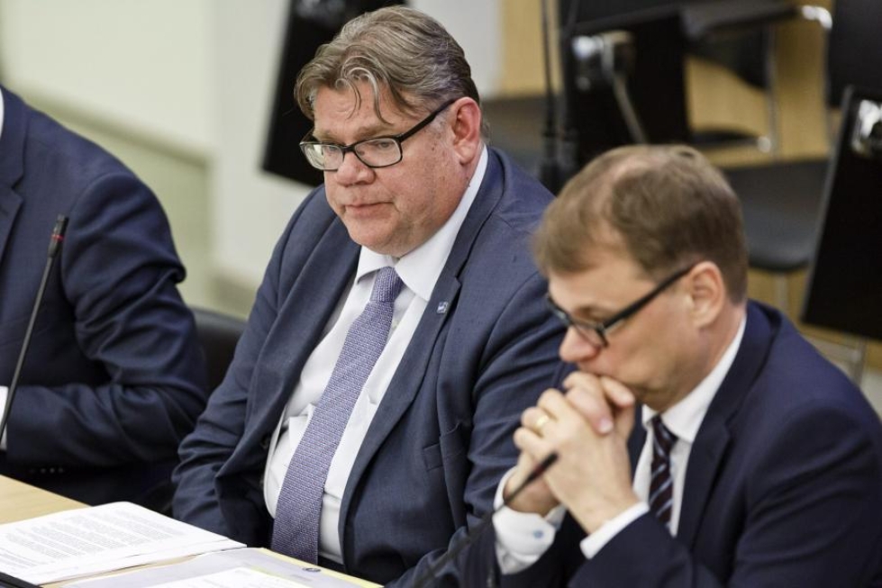 Ulkoministeri Timo Soini (ps.) ja pääministeri Juha Sipilä (kesk.) esittivät osanottonsa Saksan ampumisen uhrien omaisille. LEHTIKUVA / Roni Rekomaa