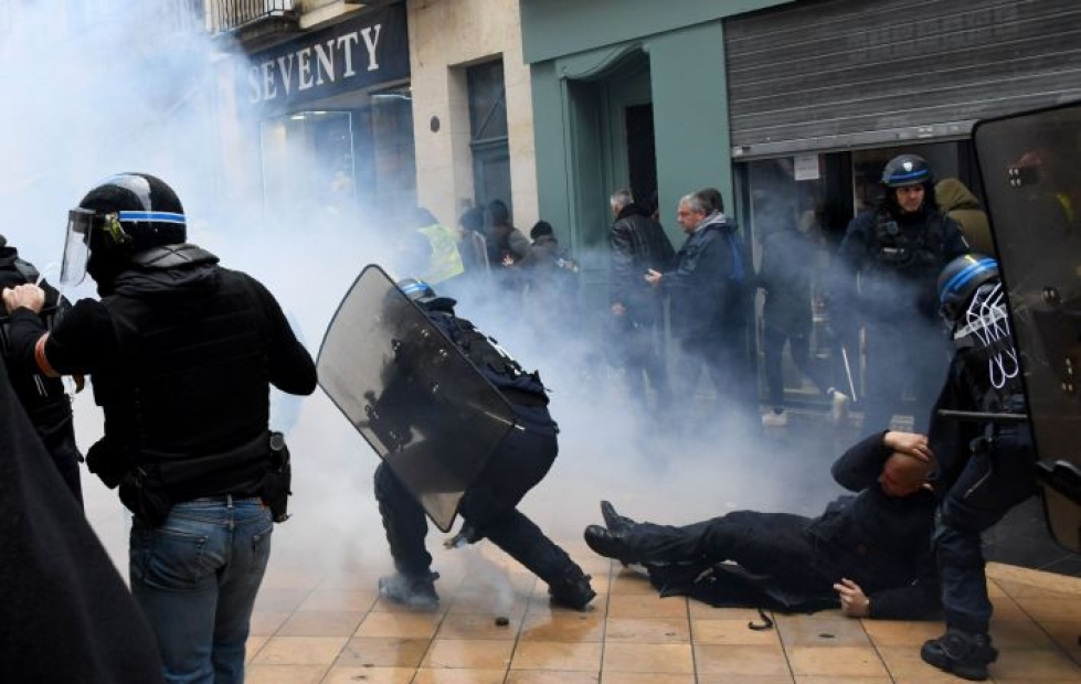 Keltaliivit ovat järjestäneet viikonloppuna mielenosoituksia eri puolilla Ranskaa. LEHTIKUVA/AFP