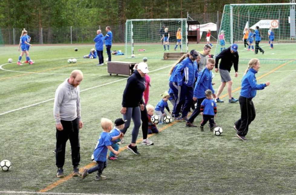 Jalkapallo on Ylämyllyllä iso juttu. Kuva Ylämyllyn Yllätyksen perhefutiksesta viime kesältä.