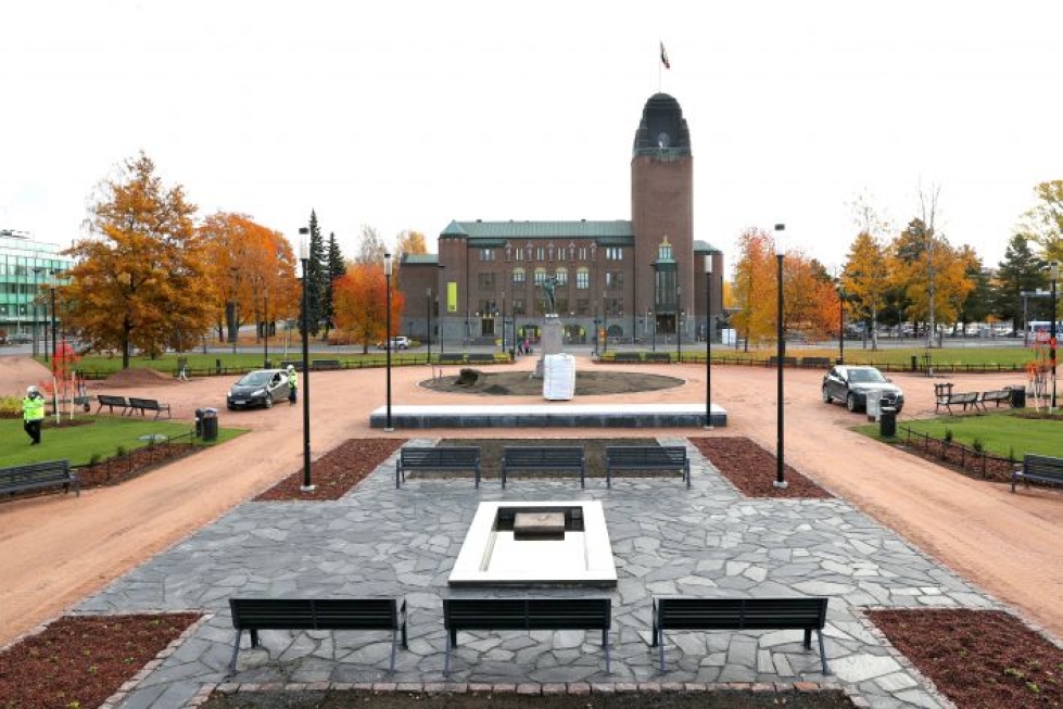 Joensuun kaupungintalon komea julkisivu näkyy ensi kertaa vuosikymmeniin kokonaisena.