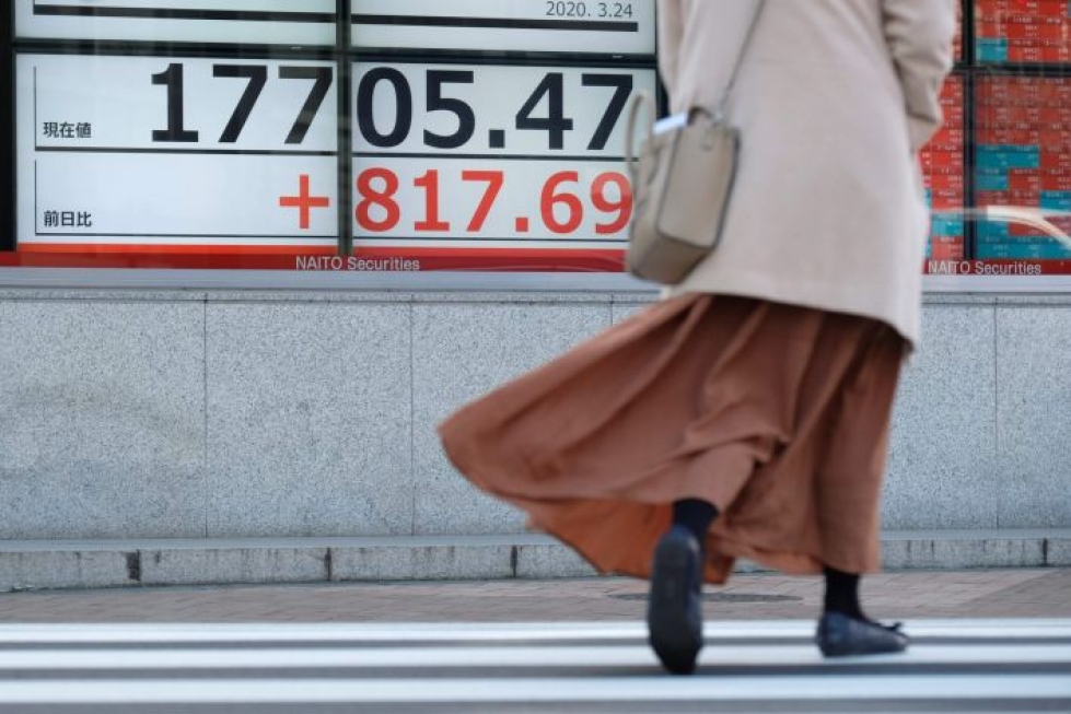 Japanissa Tokion Nikkei-indeksi nousi yli viisi prosenttia heikon jenin ja Japanin keskuspankin toimien tukemana. LEHTIKUVA / AFP