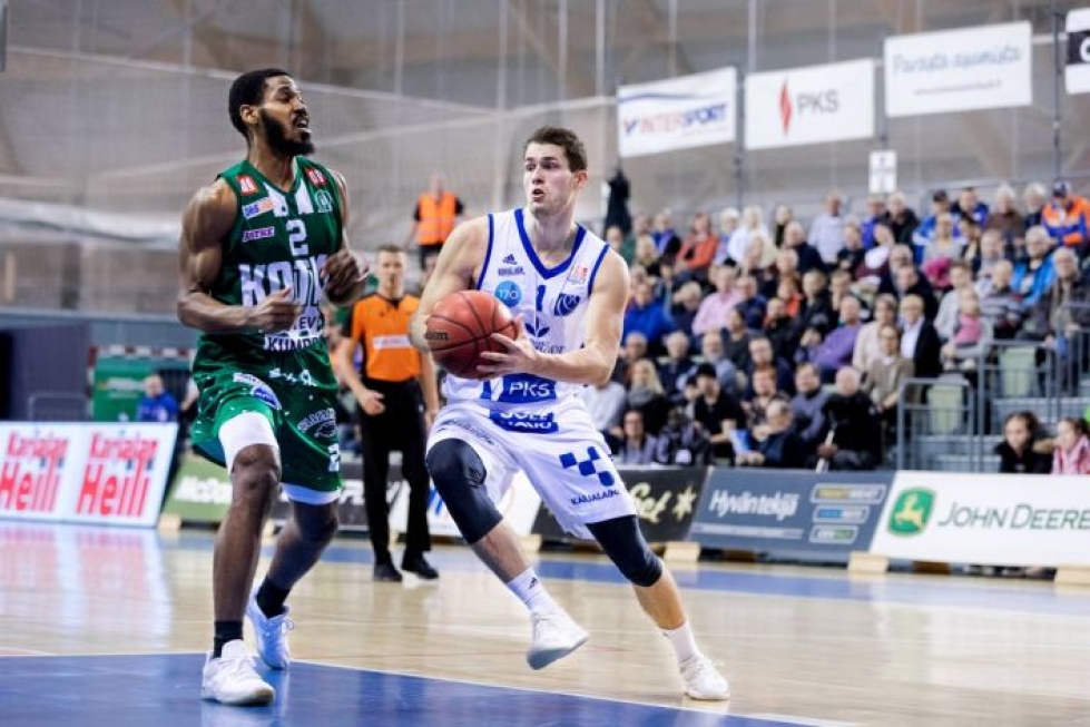 Ilari Seppälä oli Kotkassa esillä hyvässä ja pahassa. Vihreäpaitainen KTP-Basketin Jalen Jackson (25/10) oli kuitenkin pelin ratkaisija.