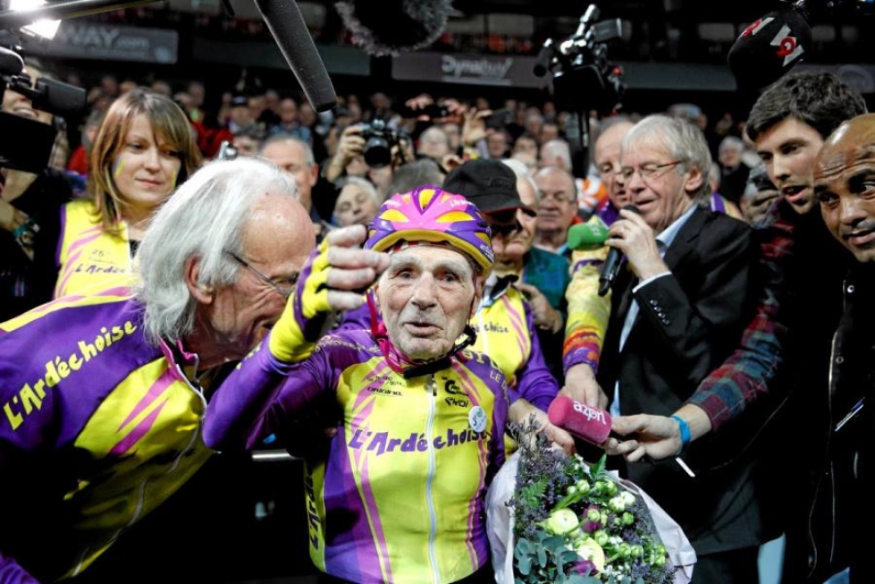 Robert Marchand, 105, ajoi oman ikäluokkansa tunnin ajon maailmanennätyksen pyöräilyssä 4. tammikuuta Saint-Quentin En Yvelines -velodromilla lähellä Pariisia.