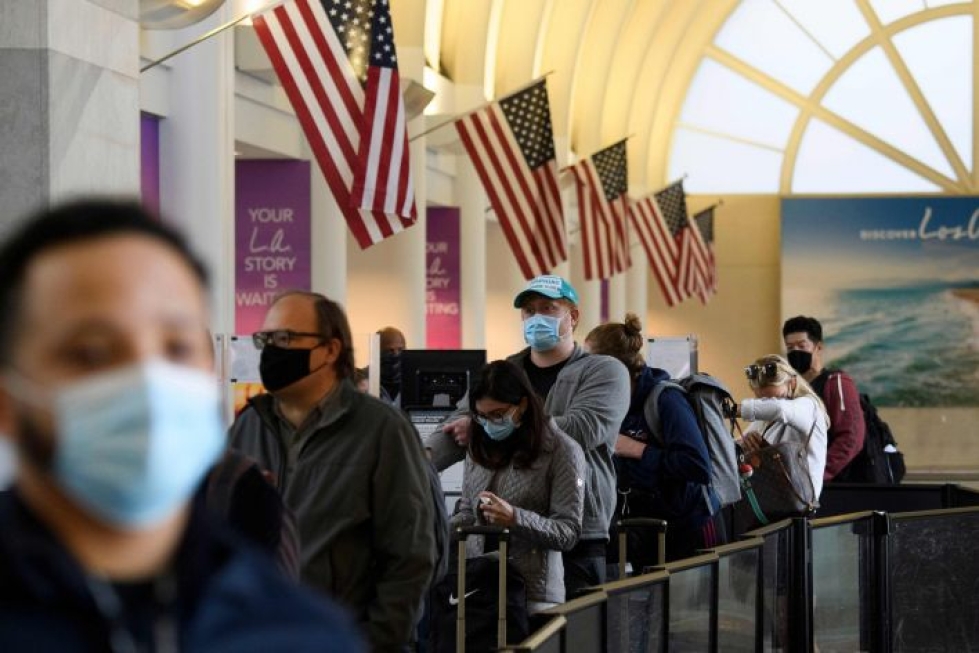 Yhdysvaltalaissairaaloissa oli keskiviikkoisten tietojen mukaan ensimmäistä kertaa yli 100 000 potilasta. Kuva Los Angelesin lentokentältä.