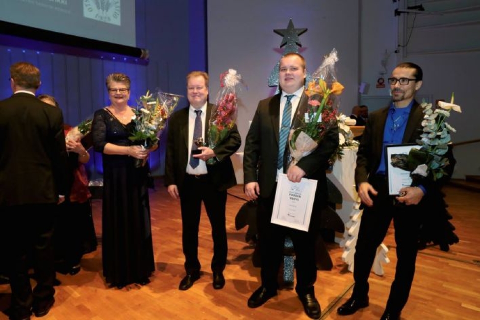 Vuoden yrittäjät Arja, Esa ja Oskari Kaasinen Plasthill Oy:stä sekä Vuoden maahanmuuttajayrittäjä Melcotek Oy:n Micael Birinc palkittiin lauantaina.