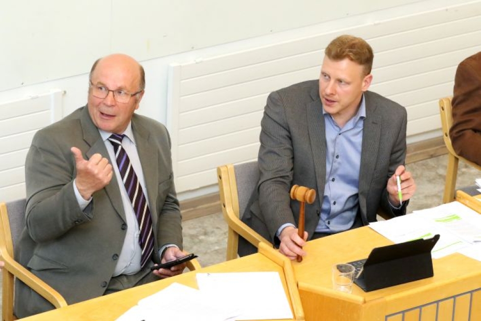 Joni Kortelainen (kuvassa oikealla) päättää lähiviikkoina jatkostaan Juuan kuntapolitiikassa.