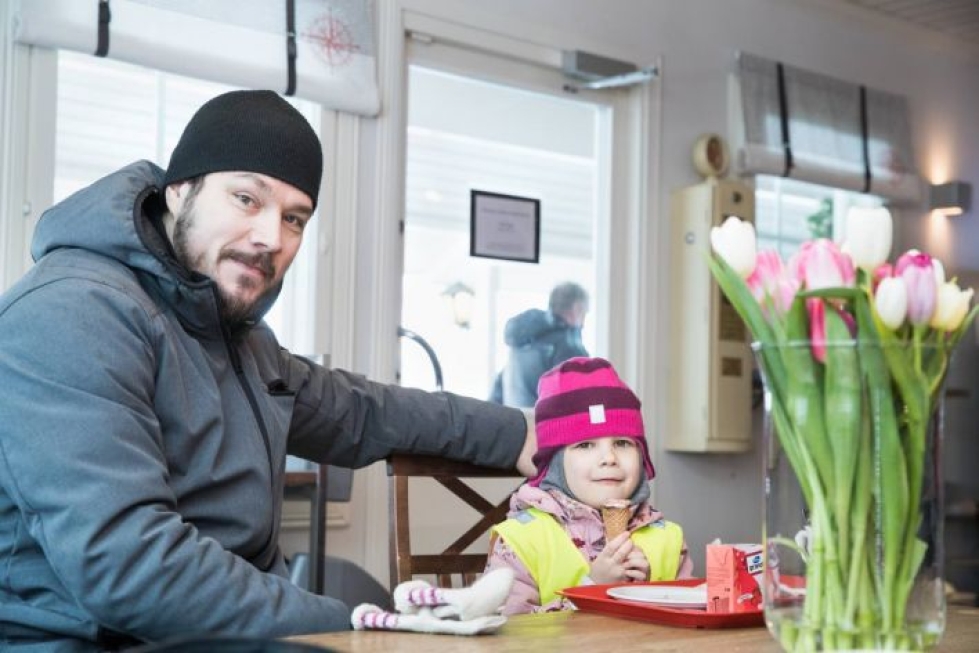 Siiri Kettunen kävi jäätelöllä isänsä Petri Kettusen kanssa.