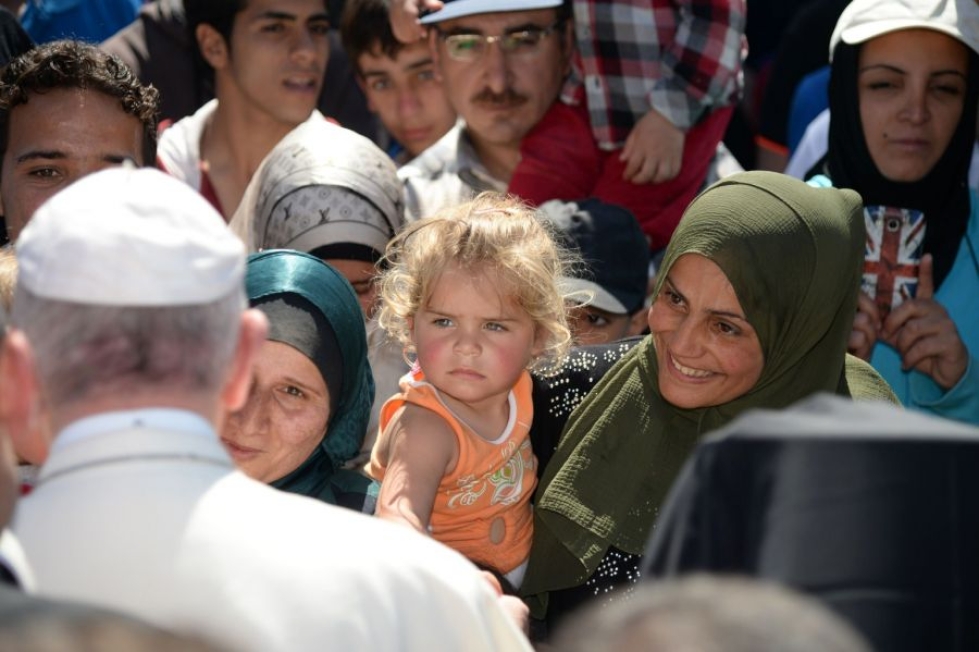 Paavi Franciscus tapasi pakolaisia Morian pakolaisleirillä Kreikassa  viikonloppuna. LEHTIKUVA/AFP