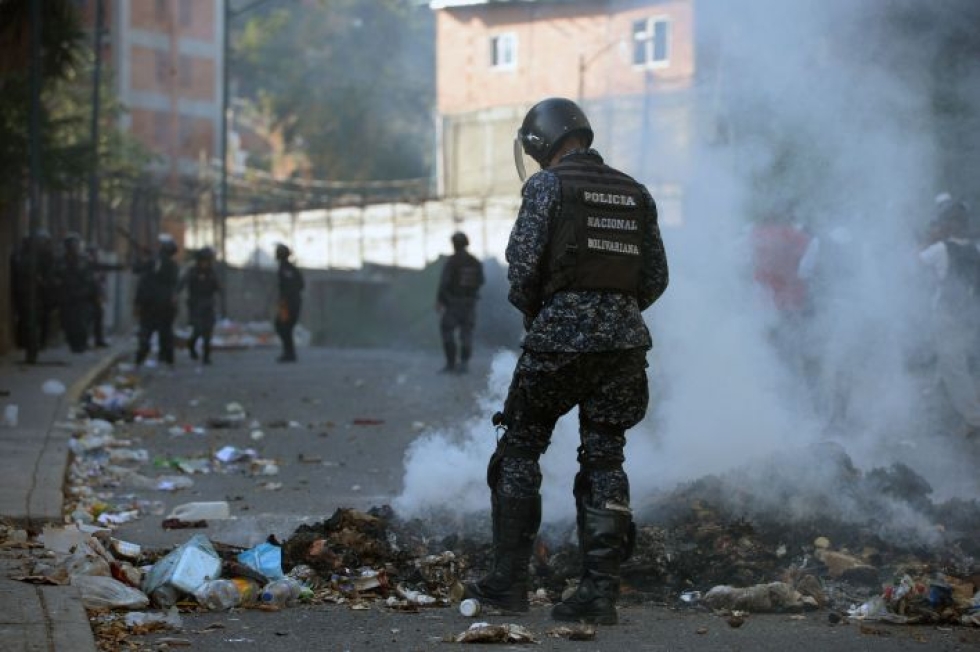 Mellakkapoliisi valvoi maanantaina levottomuuksia Venezuelan pääkaupungissa Caracasissa. LEHTIKUVA/AFP