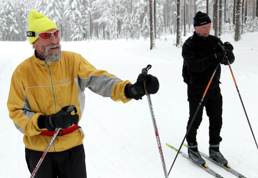 Esko Keijonen (vas.) ja Arvo Virolainen hiihtivät maanantaina Lykynlammella.