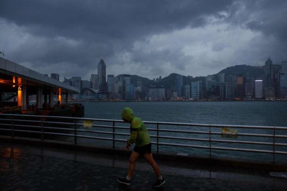 Hongkongin taivas oli pahaenteisen synkkä aamulla Haima-taifuunin lähestyessä. LEHTIKUVA/AFP