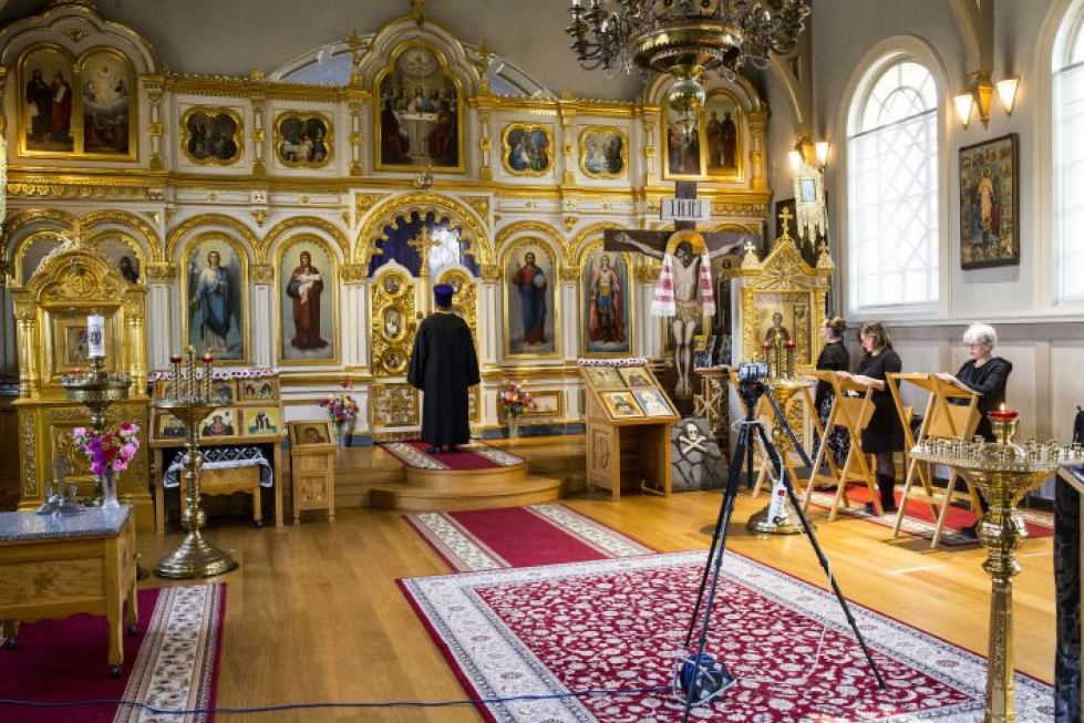 Isä Otto Laukkarinen toimitti tiistaina Ennenpyhitettyjen lahjain liturgian Kuopion Pyhän Nikolaoksen katedaaalissa. Kamera välitti sen seurakuntalaisille.