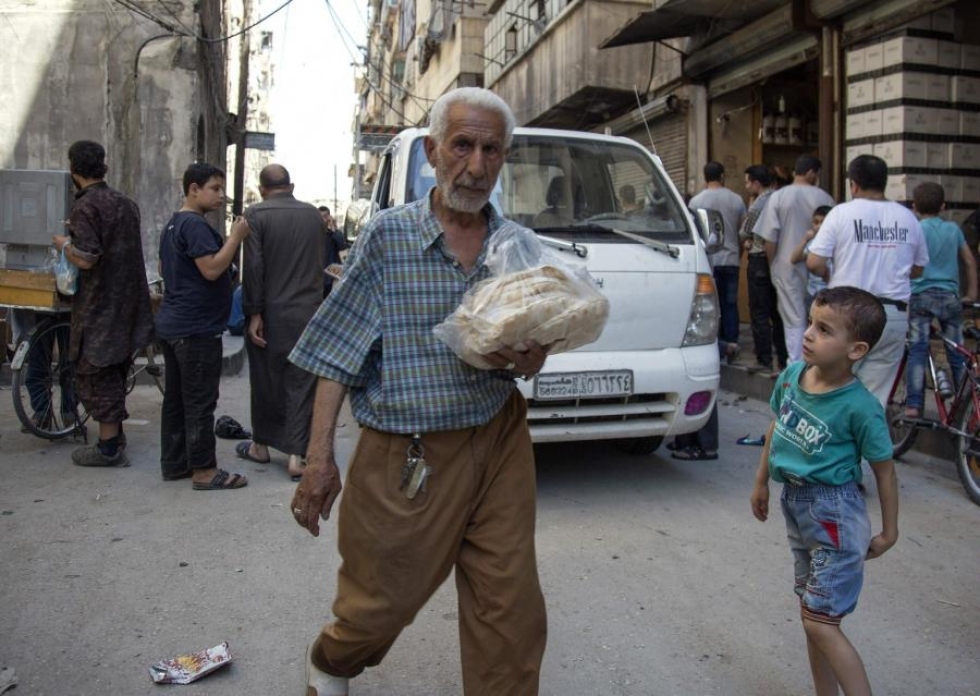 YK:n mukaan Aleppon siviileillä on pulaa perustarpeista kuten juoksevasta vedestä. LEHTIKUVA/AFP