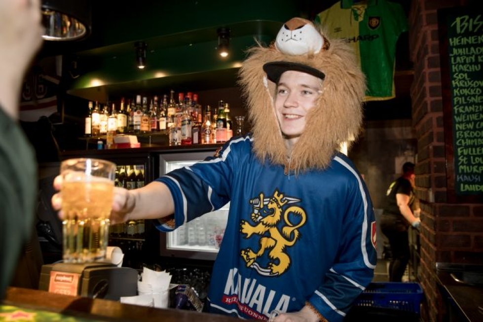 Bar Playn työntekijöistä arvotaan aina yksi, joka saa pukea päälleen leijonapuvun. Suomi-Tanska -pelissä arpaonni suosi baarimikko Sakke Saarista.
