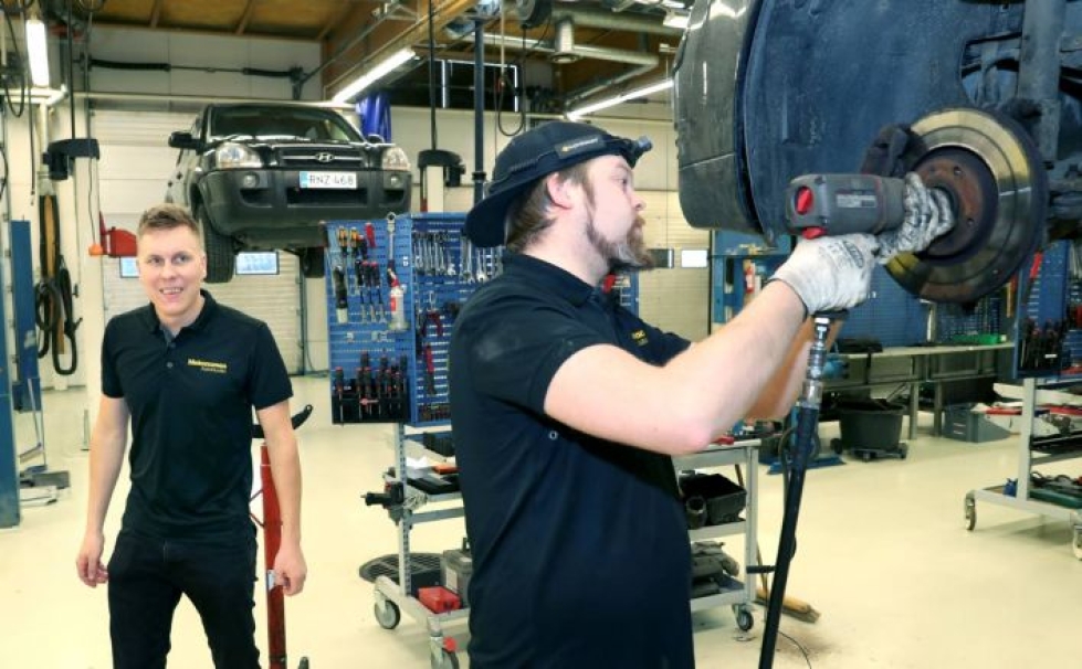 Yrittäjä Antti Suutarinen (vas.) seuraa, että hänelle jo autourheilupiireistä tuttu mekaanikkonsa Samuel Soikkeli tekee tarkkaa työtä.