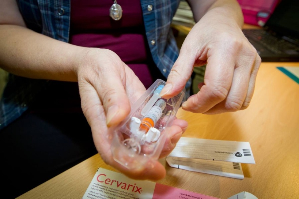 Kohdunkaulan syöpää ehkäisevä hpv-rokote tuli kansalliseen rokotusohjelmaan vuonna 2013, eli se ei vielä suojaa ruuhkavuosiaan eläviä naisia. Arkistokuva.