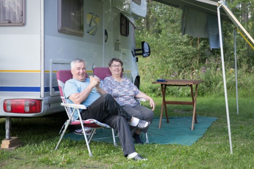Kalevi ja Lea Aherto viihtyvät oman maakunnan camping-alueilla, vaikka kauempaakin on kokemusta.