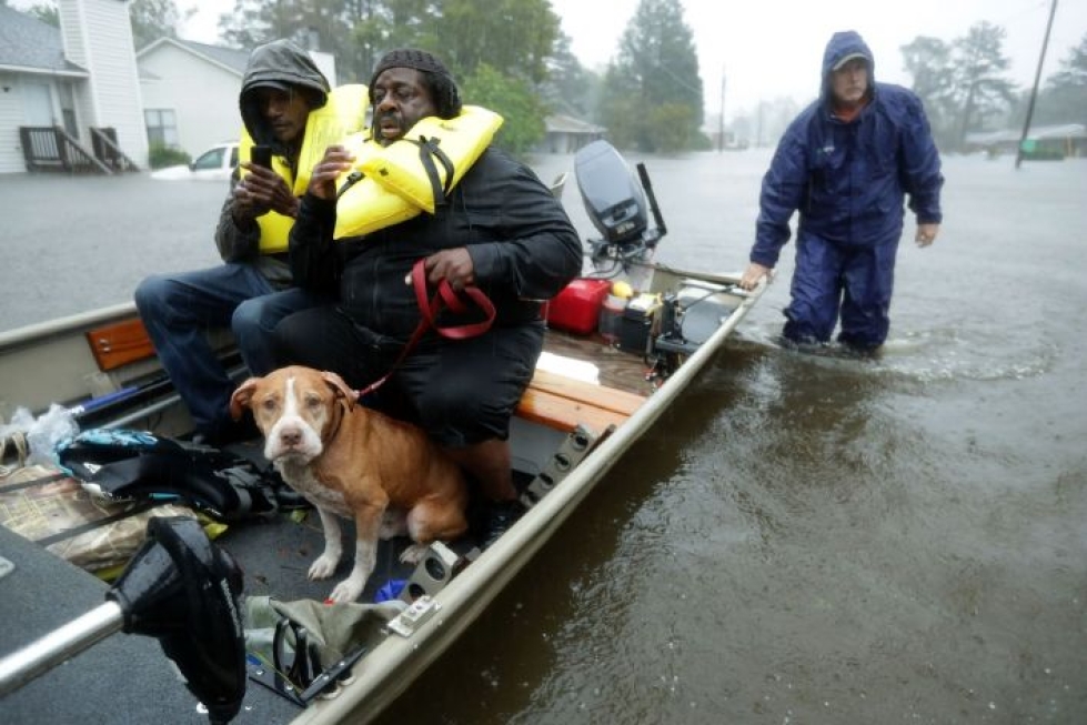 Vapaaehtoiset auttoivat pelastamaan paikallisia Florence-myrskyn kourista. LEHTIKUVA/AFP