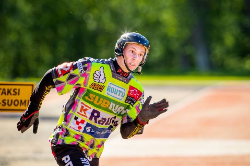 Arkistokuvassa Joensuun Mailalle juoksua tuova Samuel Tirkkonen pinkaisi myös Itä-Lännessä nopeasti kotipesään. Tirkkonen toi B-poikien ottelussa Idälle kaksi juoksua.