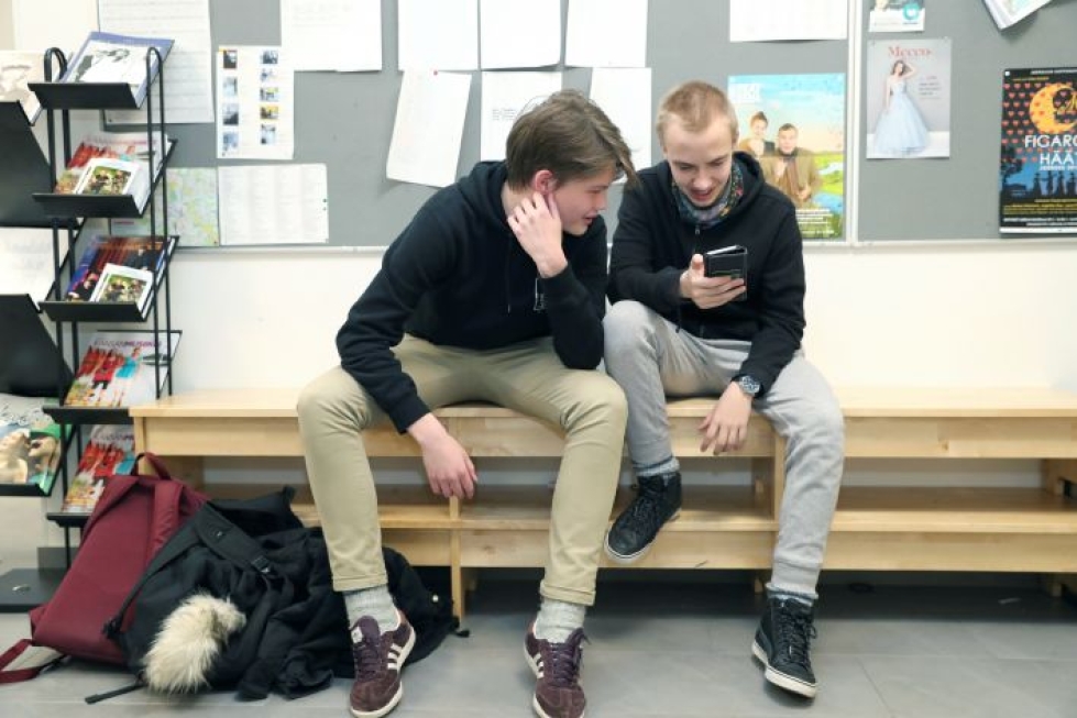 Nuutti Majaniemi, 16, (oik.) ja Tuukka Pouta, 16, käyttävät sosiaalisen median sovelluksista lähinnä Instagramia ja Snapchatia.