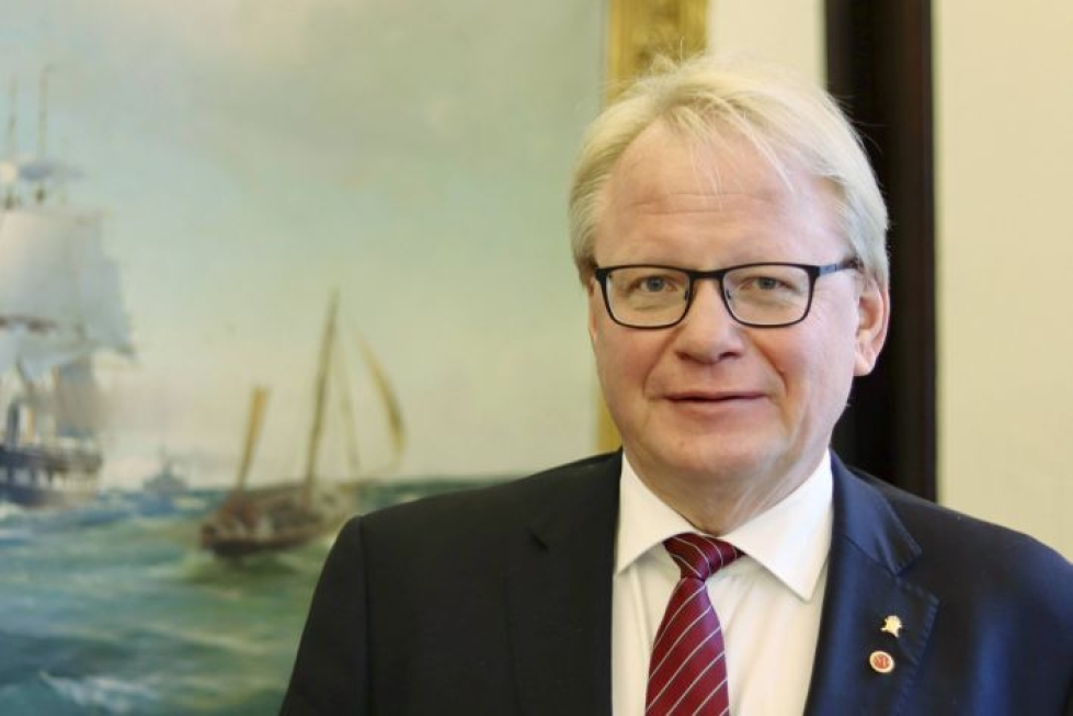 Puolustusministeri Hultqvistin mukaan Ruotsi sijoittaa sekä maa-, meri- että ilmavoimiin ja kaluston lisäksi puolustusvoimien työntekijöiden määrä kasvaa. LEHTIKUVA / LASSI LAPINTIE