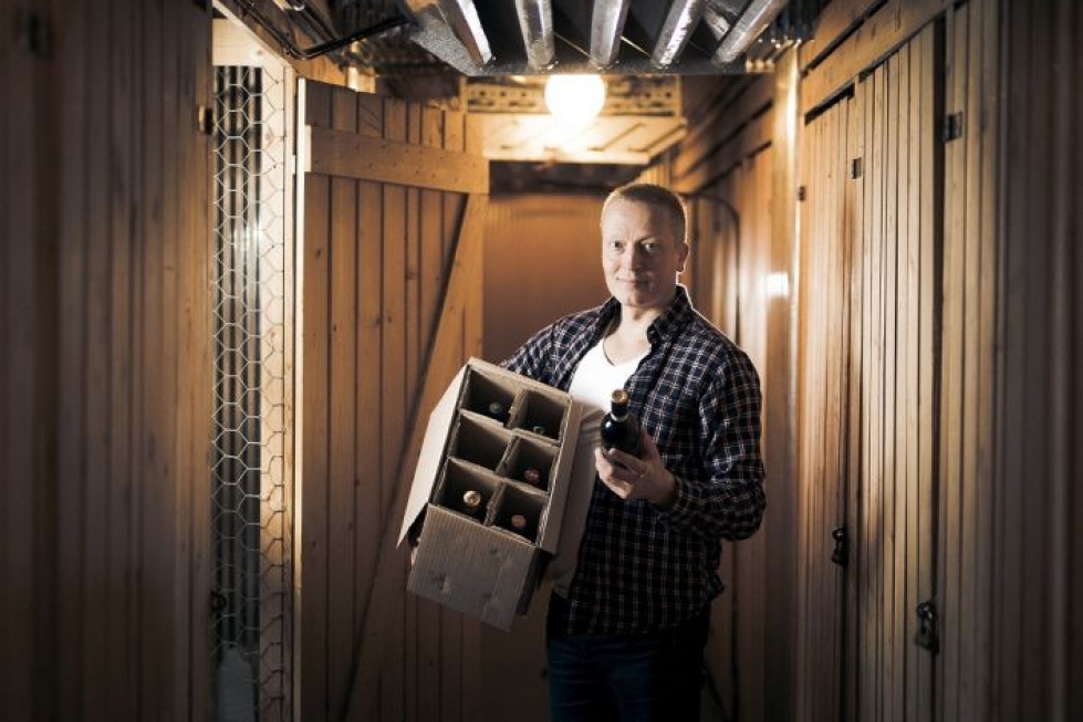 Jyväskyläläinen Erno Blomberg on tilannut viiniä ja olutta verkosta viitisen vuotta ilman ongelmia. 