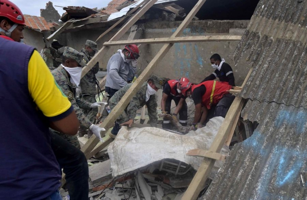 Pelastajat etsivät maanjäristyksen uhreja Ecuadorin Pedernalesissa sunnuntaina. LEHTIKUVA/AFP