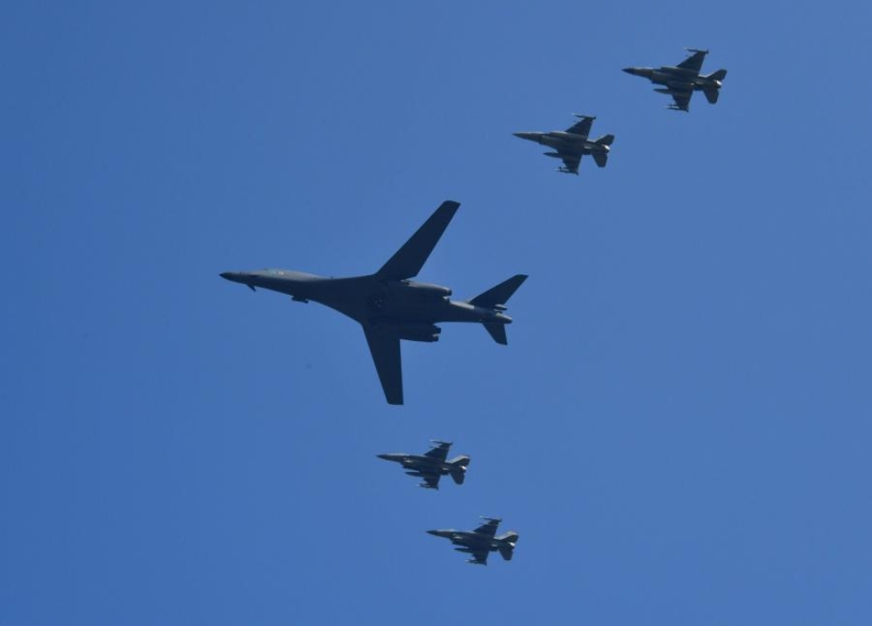 Yhdysvaltalaisten F-16-hävittäjien saattama Yhdysvaltain B-1B Lancer -pommikone näyttäytyi Etelä-Korean taivaalla. LEHTIKUVA/AFP
