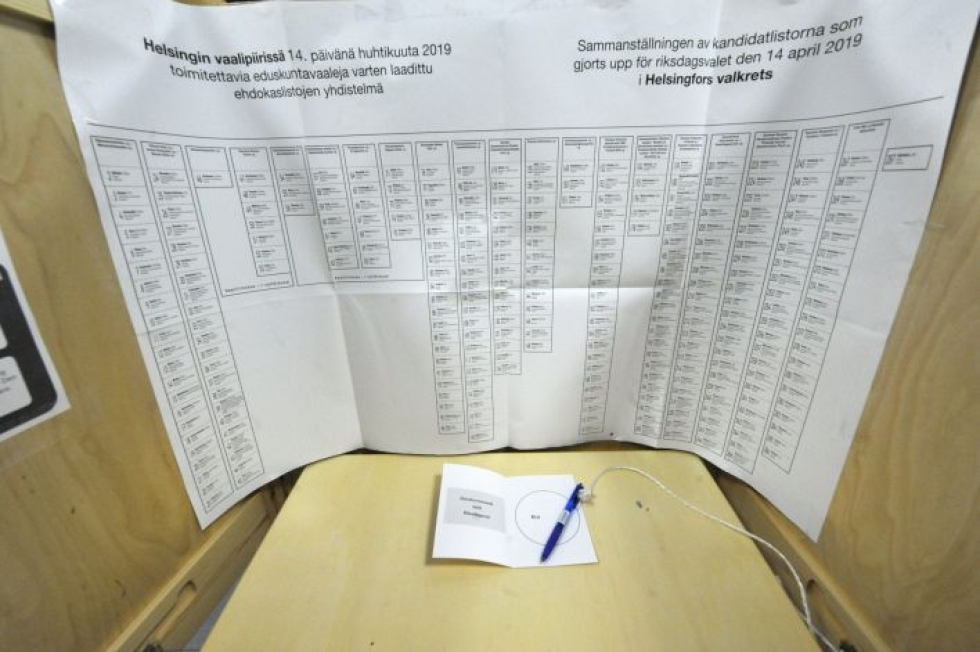 Tänään voi äänestää vain siinä paikassa, joka on merkitty kotiin tulleeseen ilmoituskorttiin. LEHTIKUVA / Timo Jaakonaho