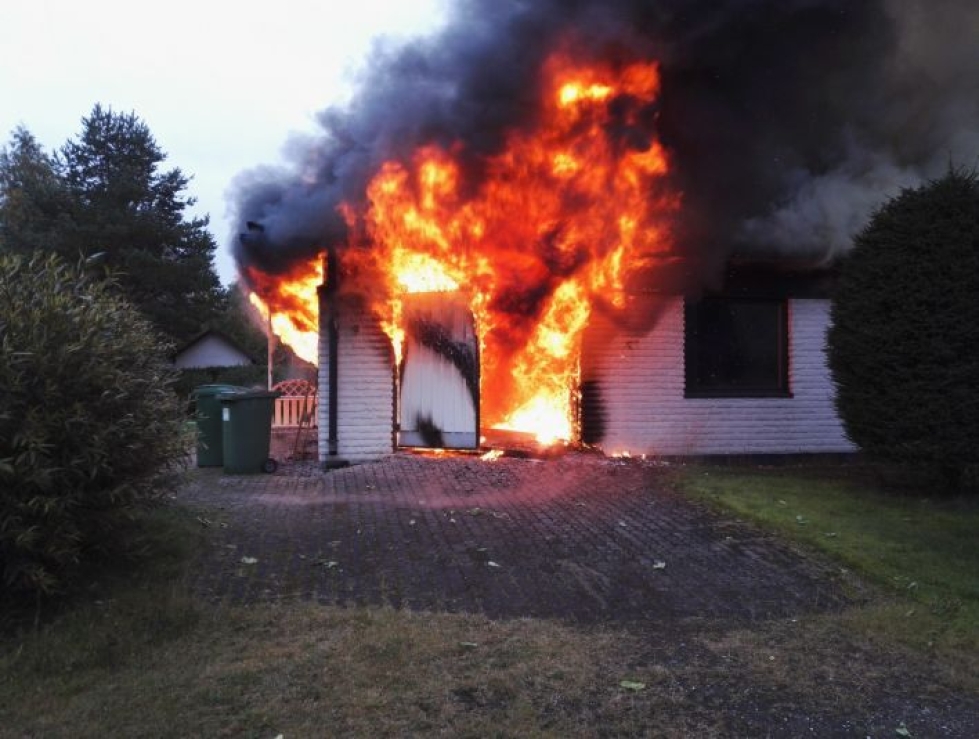 Mies sytytti Seinäjoella kotinsa tuleen viime vuoden syyskuussa ja aiheutti oikeuden mukaan puolisonsa kuoleman ja hengenvaaran kahdelle lapselleen. LEHTIKUVA