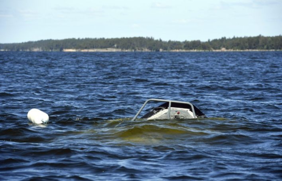 Uloskäynti painui veden alle, eikä ruorimiehellä ollut mahdollisuutta päästä pois ohjaamosta. Lehtikuva / Heikki Saukkomaa