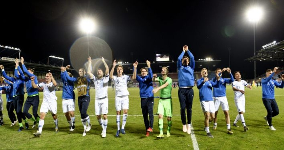 Huuhkajat kiittivät fanejaan Liechtenstein-ottelun jälkeen.