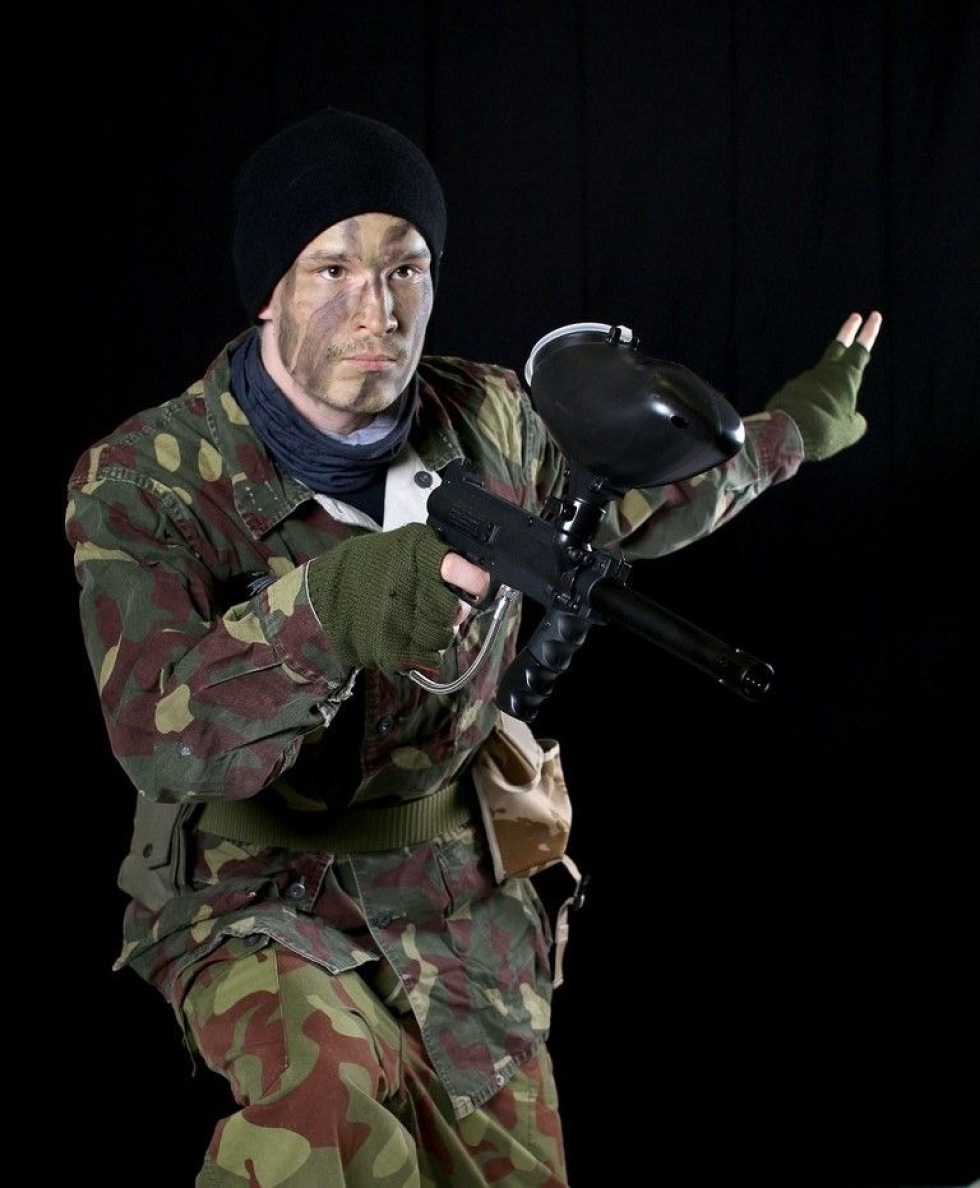 Korpikilta Oy järjestää "sotia" korpisotateemalla. Kuvassa on Veli-Pekka Koponen, joka on yksi yrittäjistä.