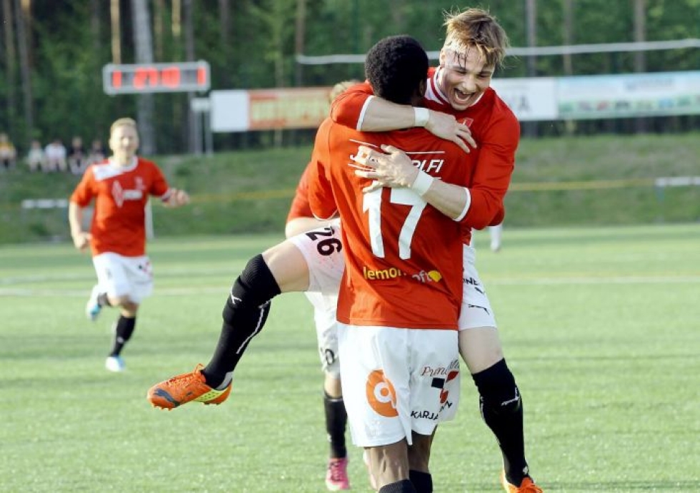 Toni Tahvanainen juhli toukokuussa 2014 maalia Miles Byassin kanssa. Vastassa oli tuolloin hänen tuleva seuransa AC Oulu.