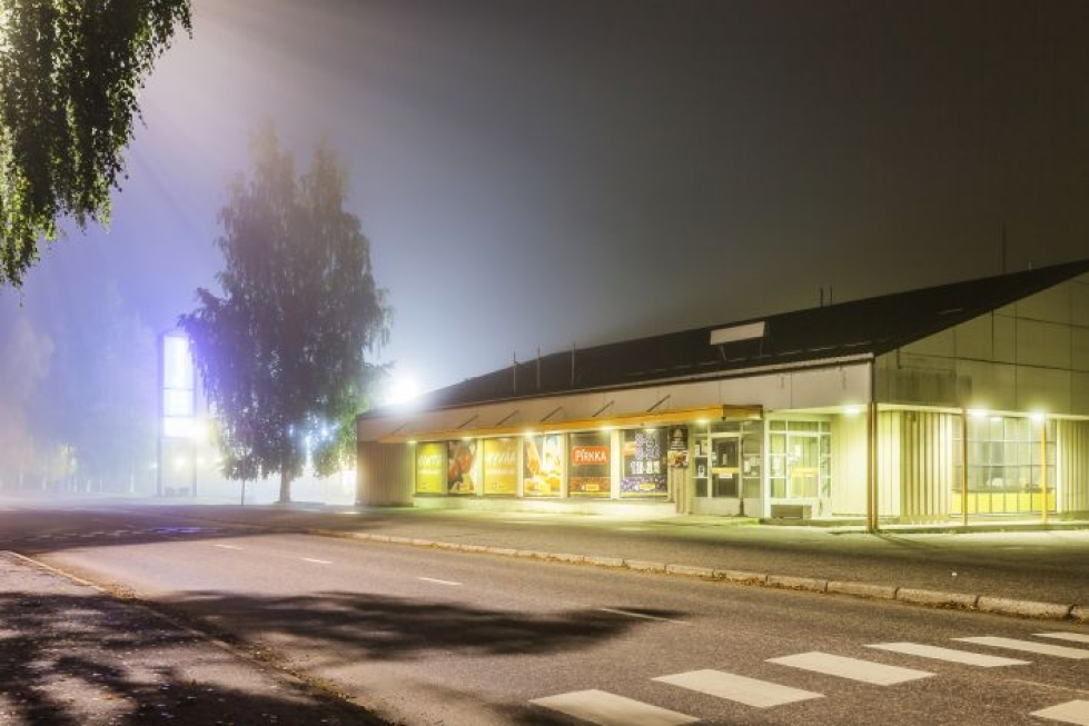 K-market Valtimon tyhjäksi jäänyt rakennus on rakennettu 80-luvulla. Taustalla S-marketin uudet valomainokset.